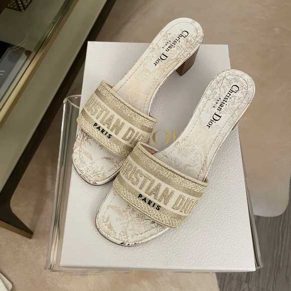 Dior Dway Heeled Slide Jardin d'Hiver Motif White-Gold
DIOR | KCQ244JHL-S67W - Picture 3 of 12